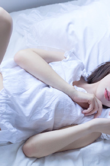 伸手到内裤里尽情揉搓